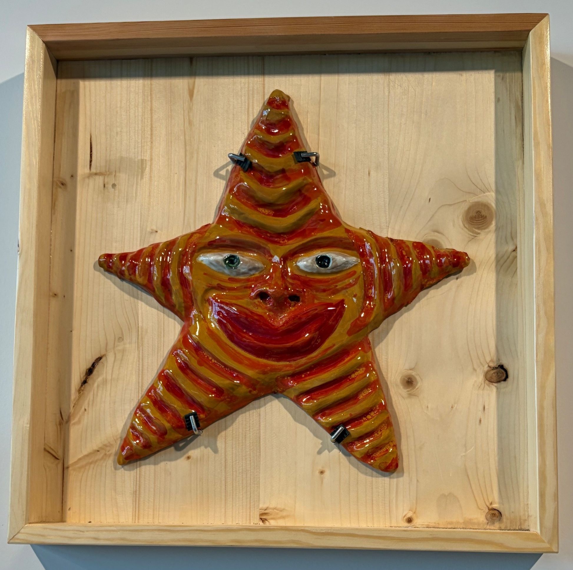 Hervé Di Rosa, céramique peinte, pièce unique, Étoile de mer, 36x35cm Hervé Di Rosa, céramique peinte, pièce unique, Étoile de mer, 36x35 cm