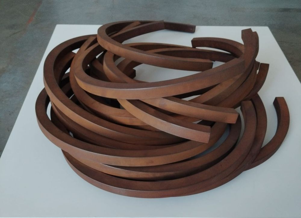 VENET Bernar, "218° Arc x17", Sculpture acier, 30x98x84 cm VENET Bernar, "218° Arc x17", Sculpture acier, 30x98x84 cm